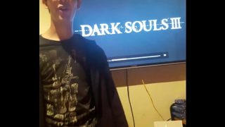 otaku en celo se emociona por jugar dark souls