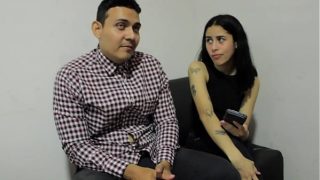 Rubia tatuada se folla a su novio nerd por primera vez y él se corre dentro de ella