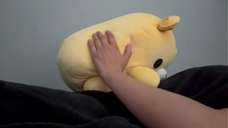 CHICA SOLA en CAMA con ANIMAL